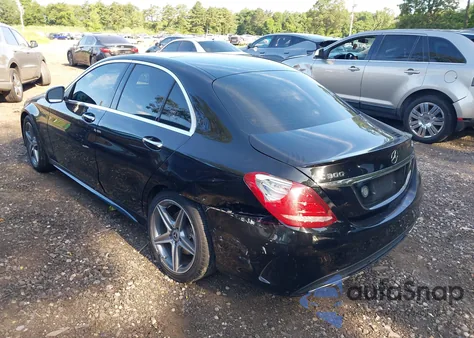 2017 Mercedes-Benz C 300 4Matic/Luxury 4Matic/Sport 4Matic z USA, uszkodzony, nr VIN WDDWF4KB0HR260832